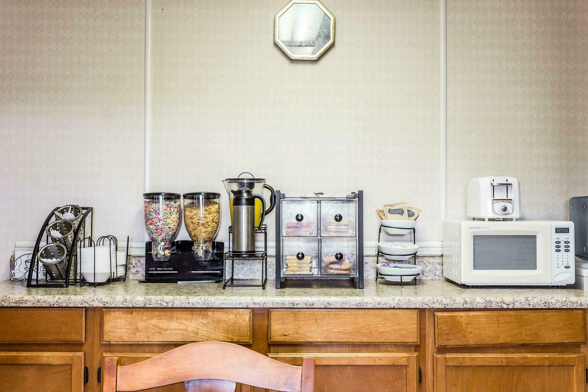 Econo Lodge Inn & Suites Matthews - Charlotte Bagian luar foto